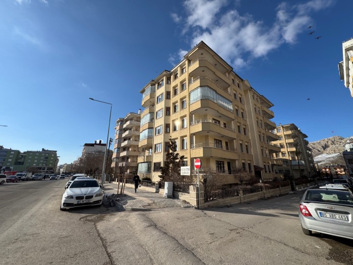Van İpekyolu 216.00 M2 4+1 Apartman Dairesi