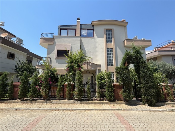 İzmir Güzelbahçe 221.00 M2 4+1 Apartman Dairesi
